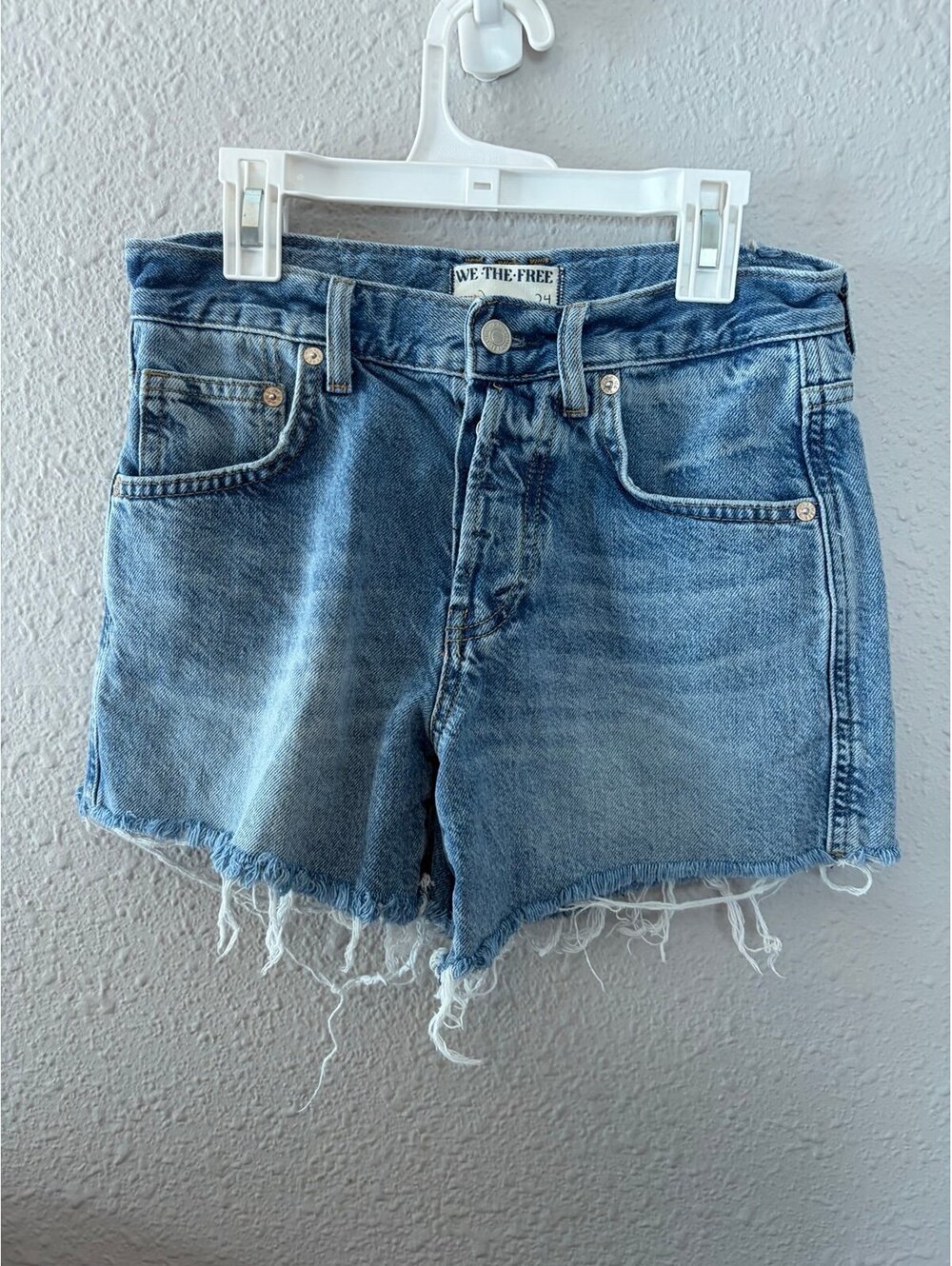 We The Free Denim Shorts size 24. Button Fly. Medium Wash. 4in inseam
